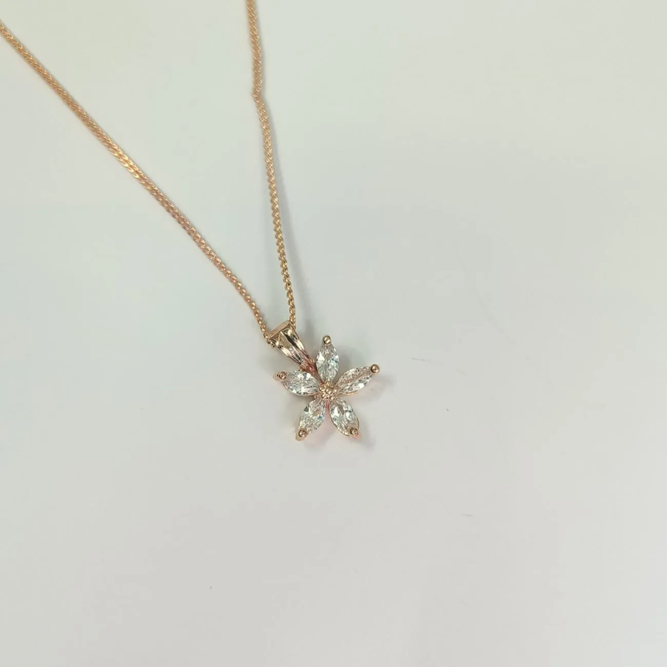 Rosegold Petal Spark Chain