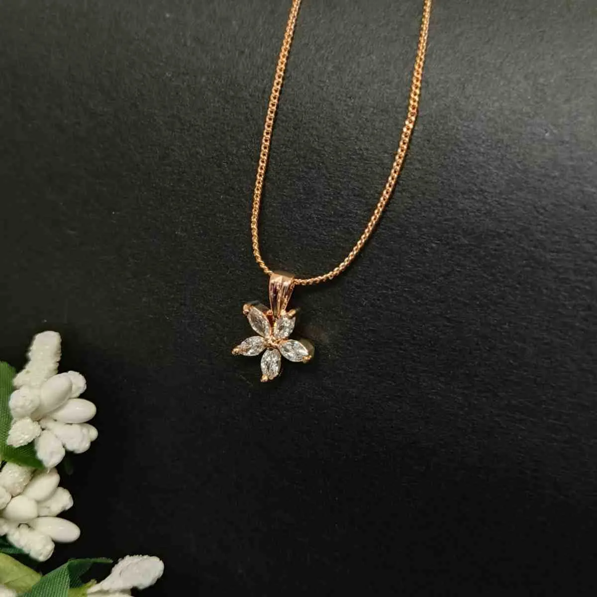 Rosegold Petal Spark Chain