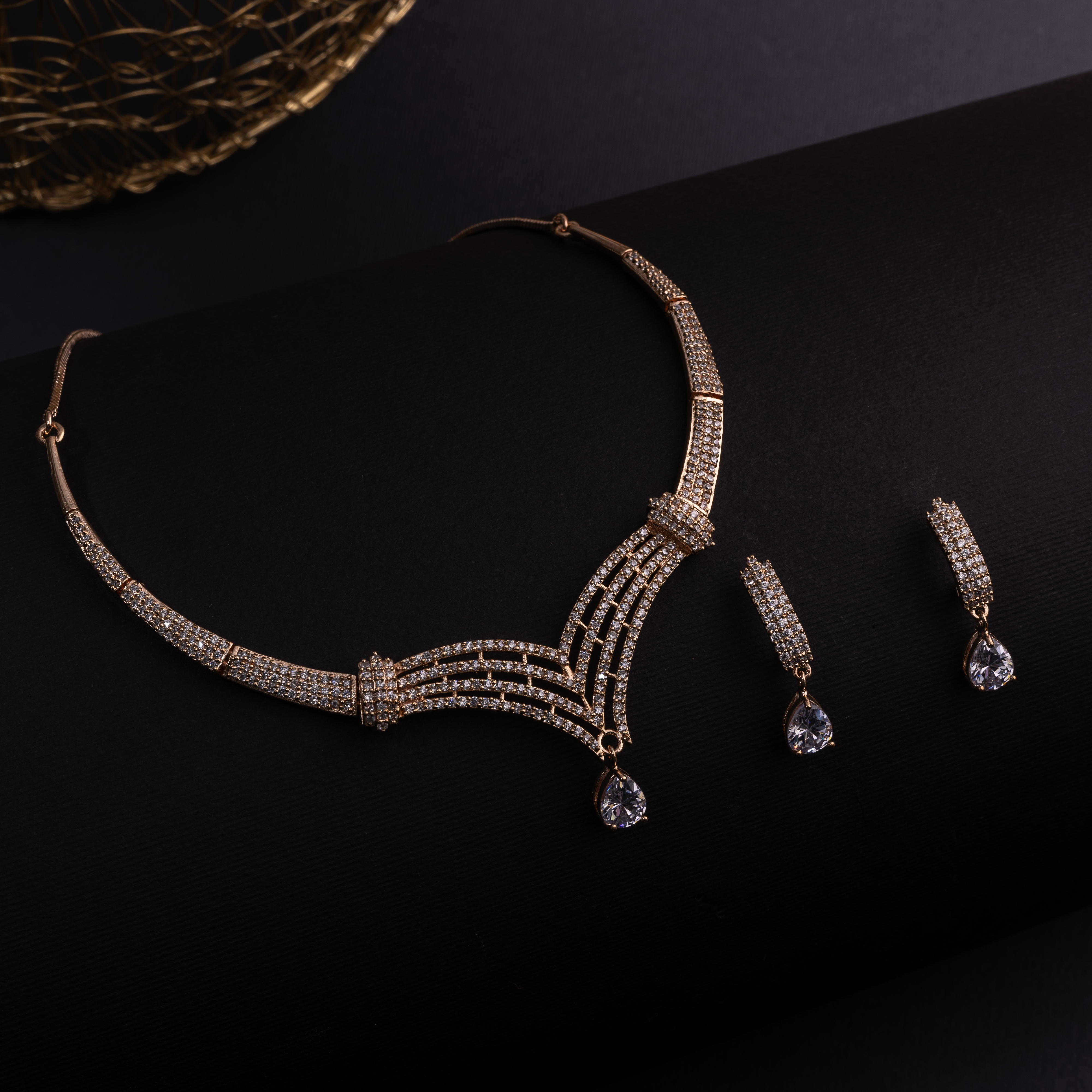 The Sweetheart neckpiece