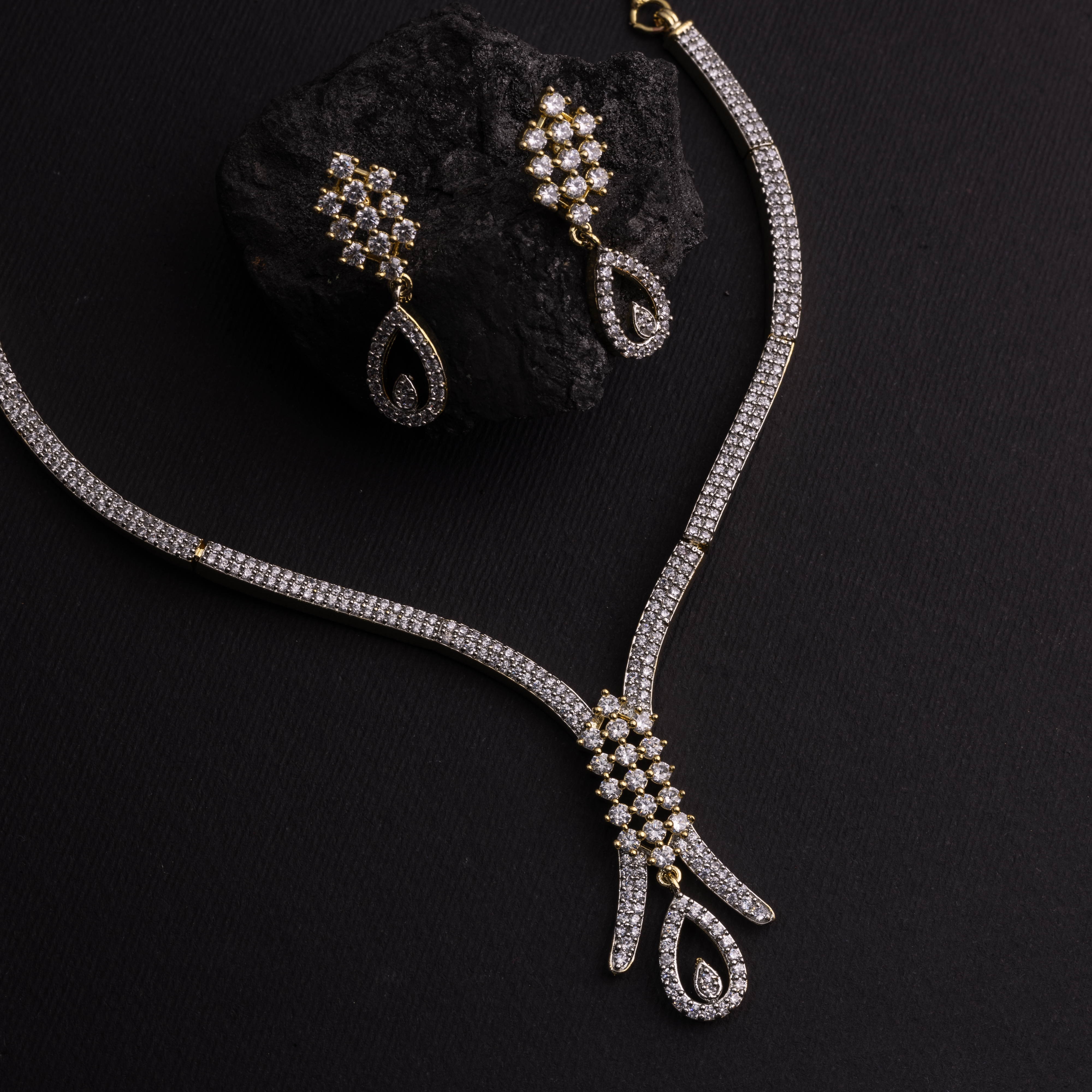 The Sleek Aabha Necklace set