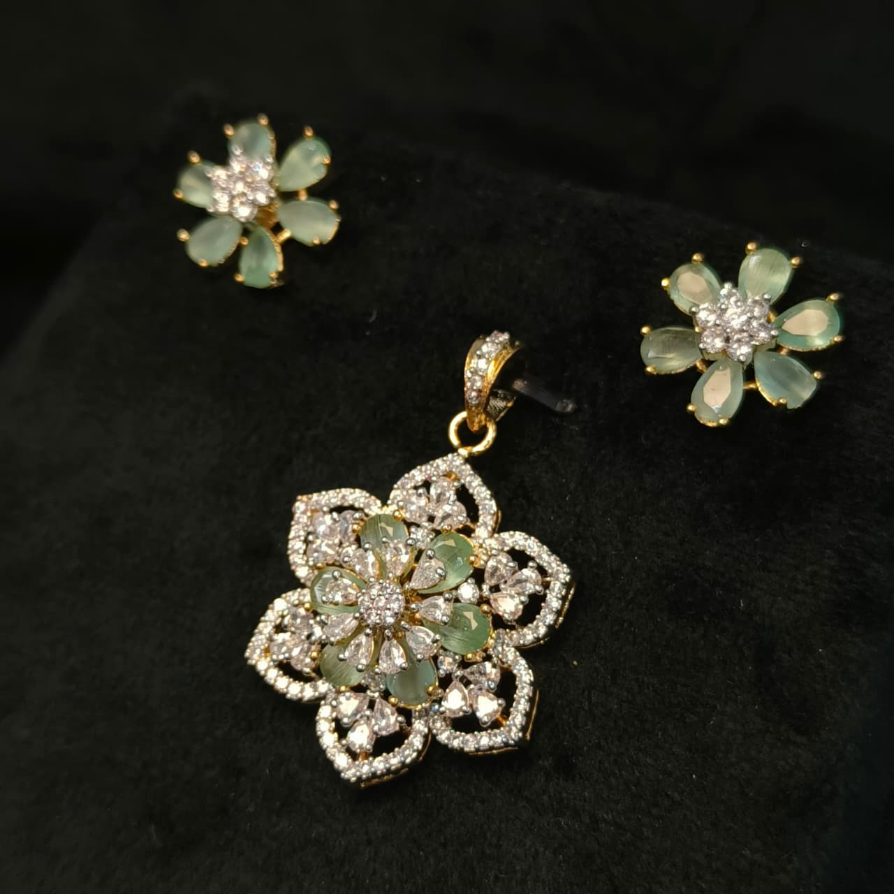 Turquoise Floral Glow AD Pendant & Earrings