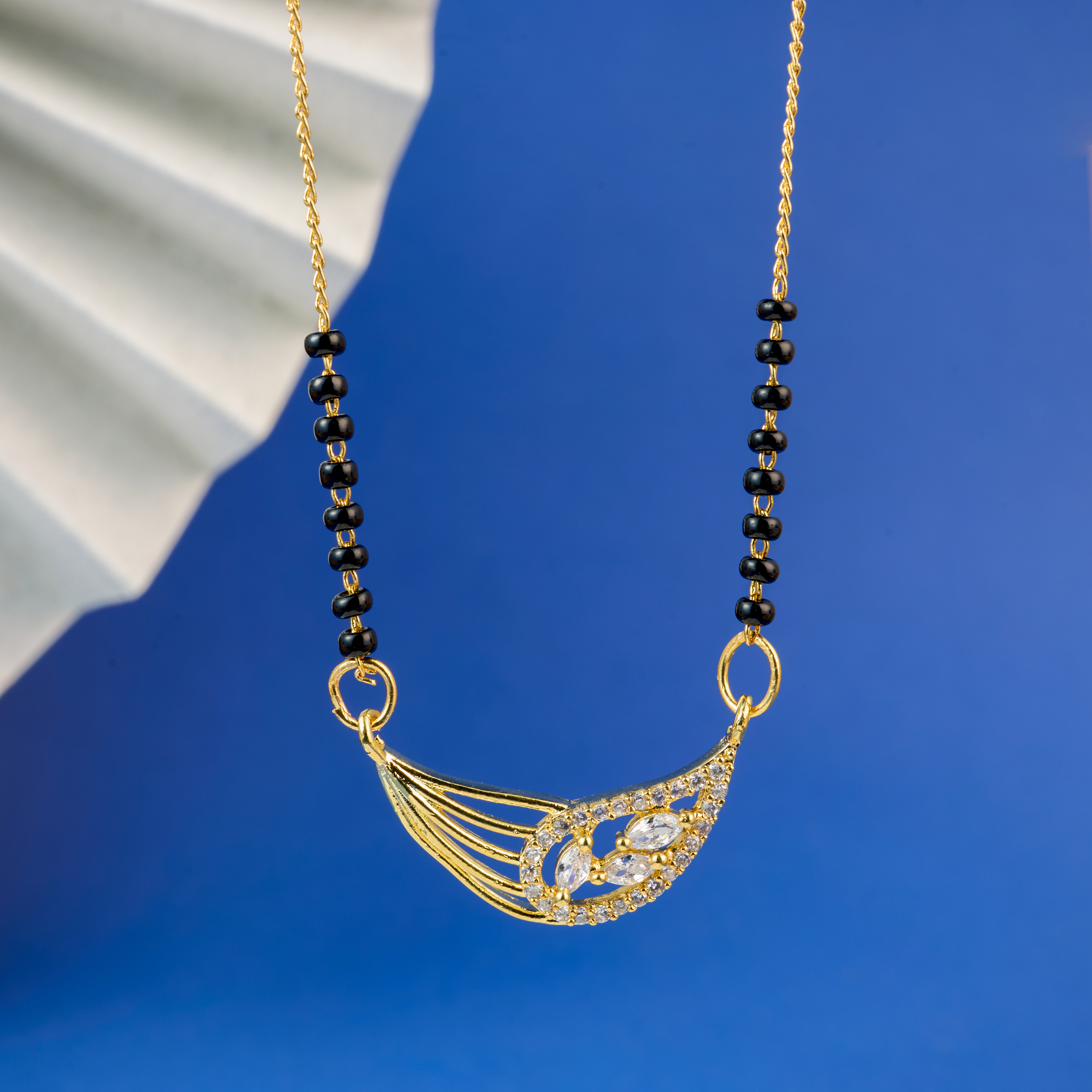 Nimoraa Curved Gold Leaf Arc Mangalsutra