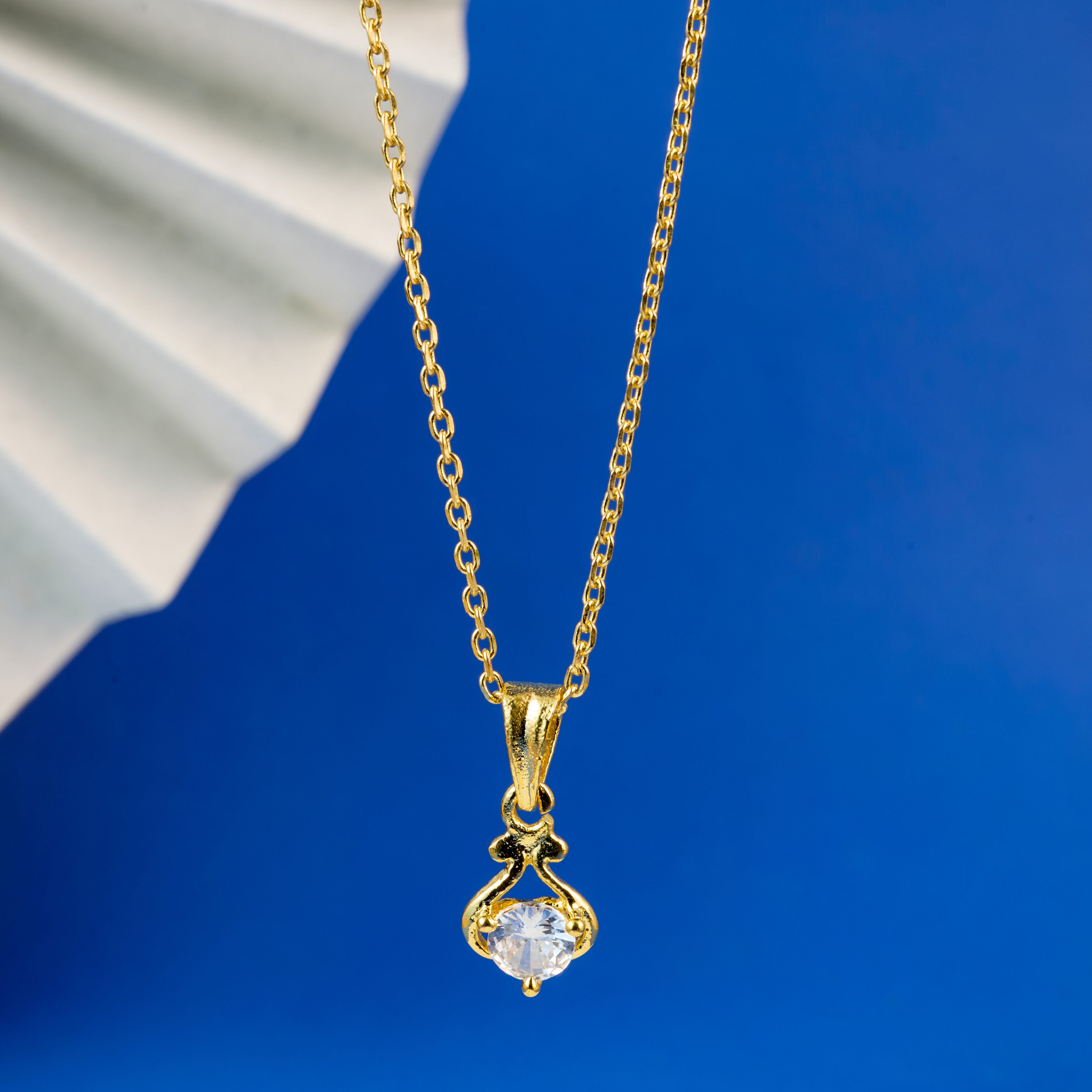 Nimoraa Solitaire Gold Loop Drop Chain