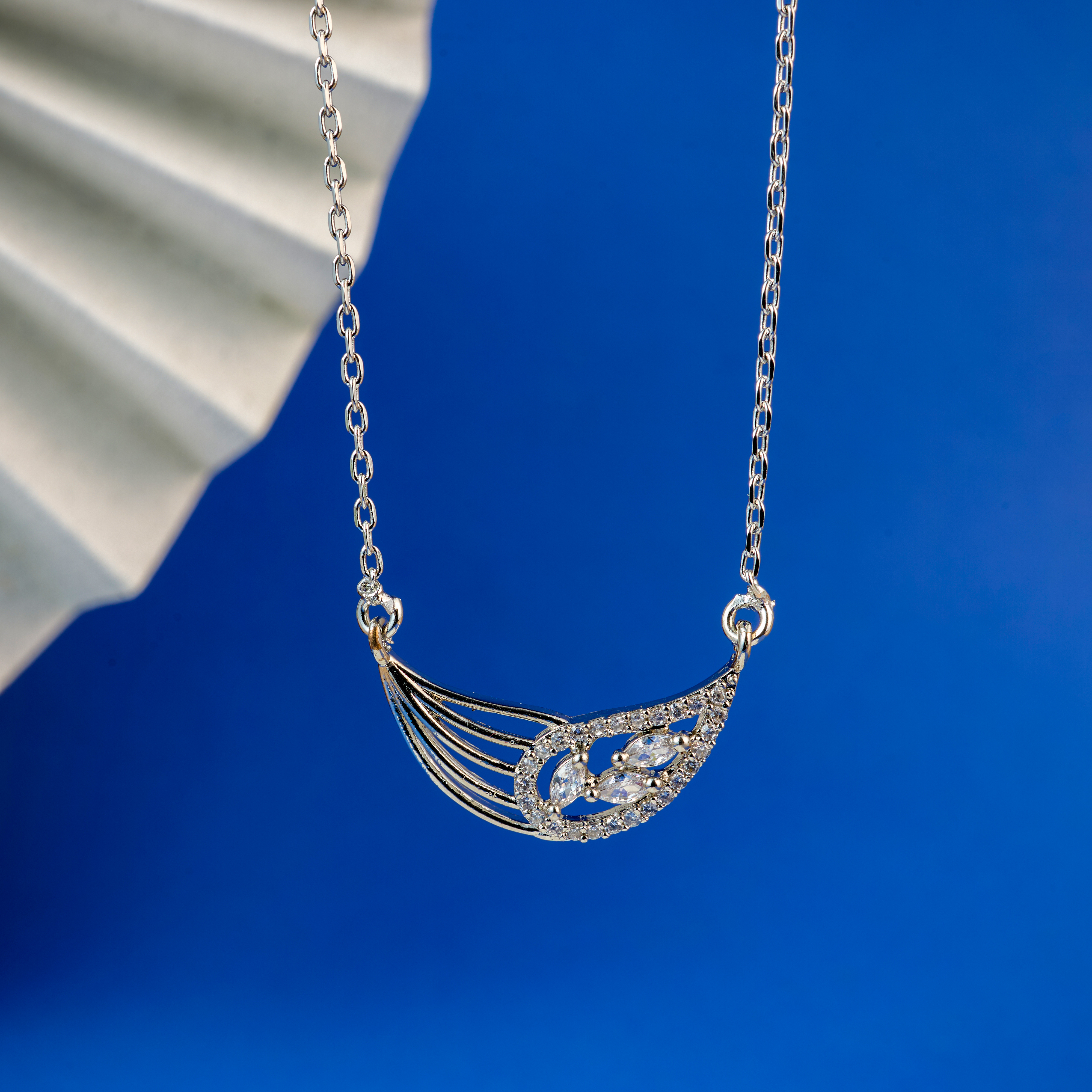 Nimoraa Curved Silver Leaf Arc Chain