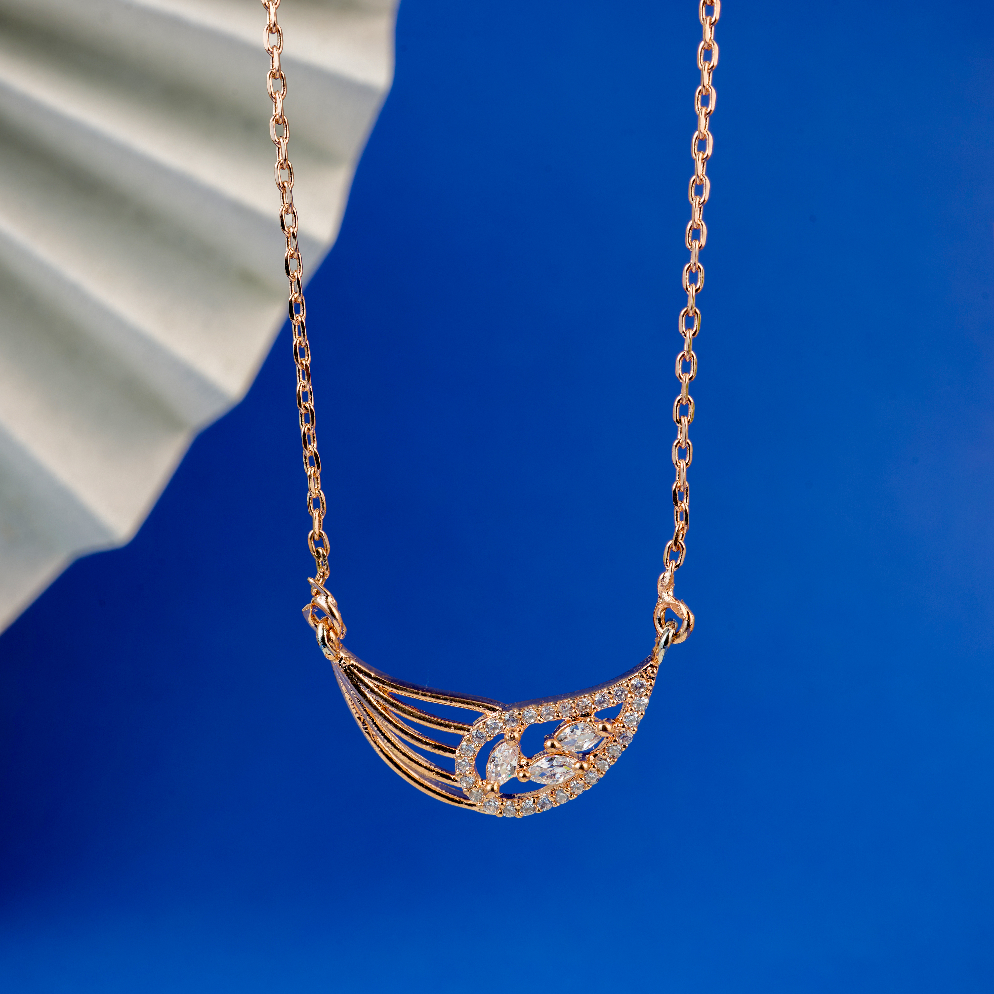 Nimoraa Curved Rosegold Leaf Arc Chain