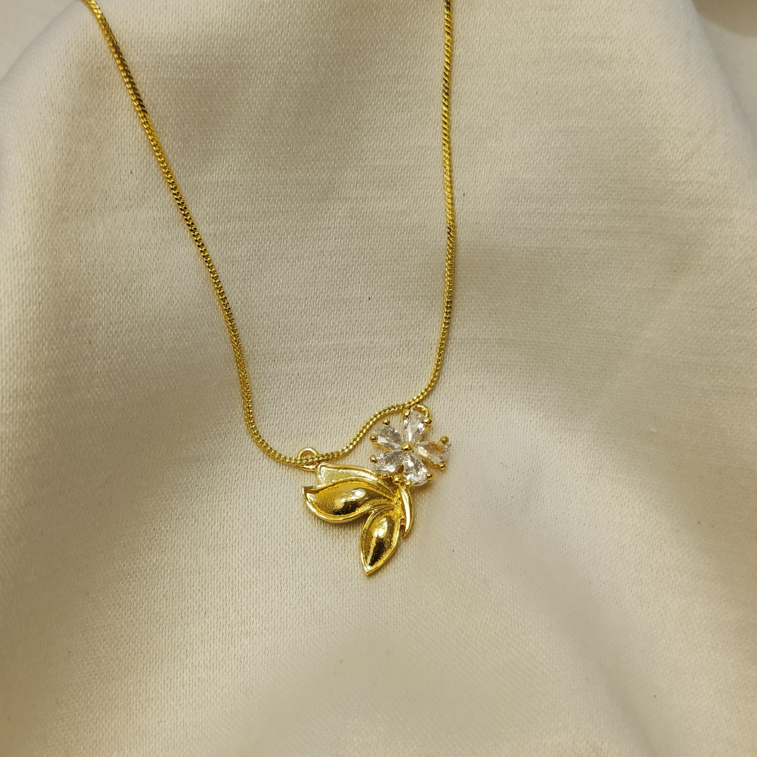 Bloomleaf Grace Gold Plated Pendant Chain