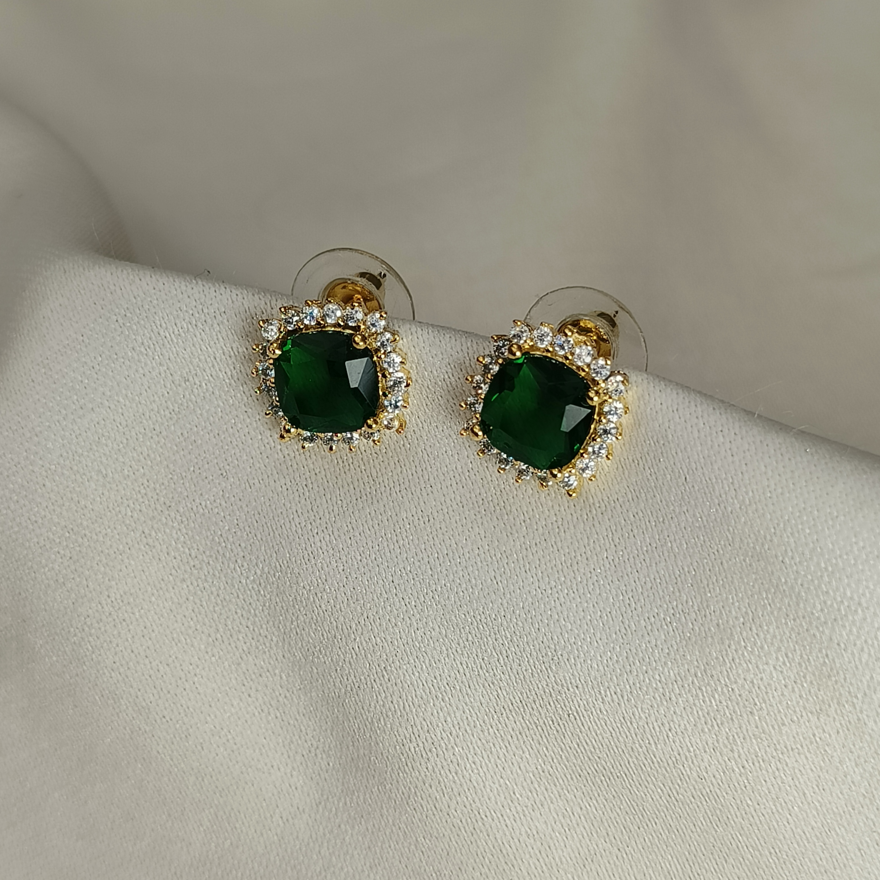 The Ranisaa Emerald Golden Pendant Set