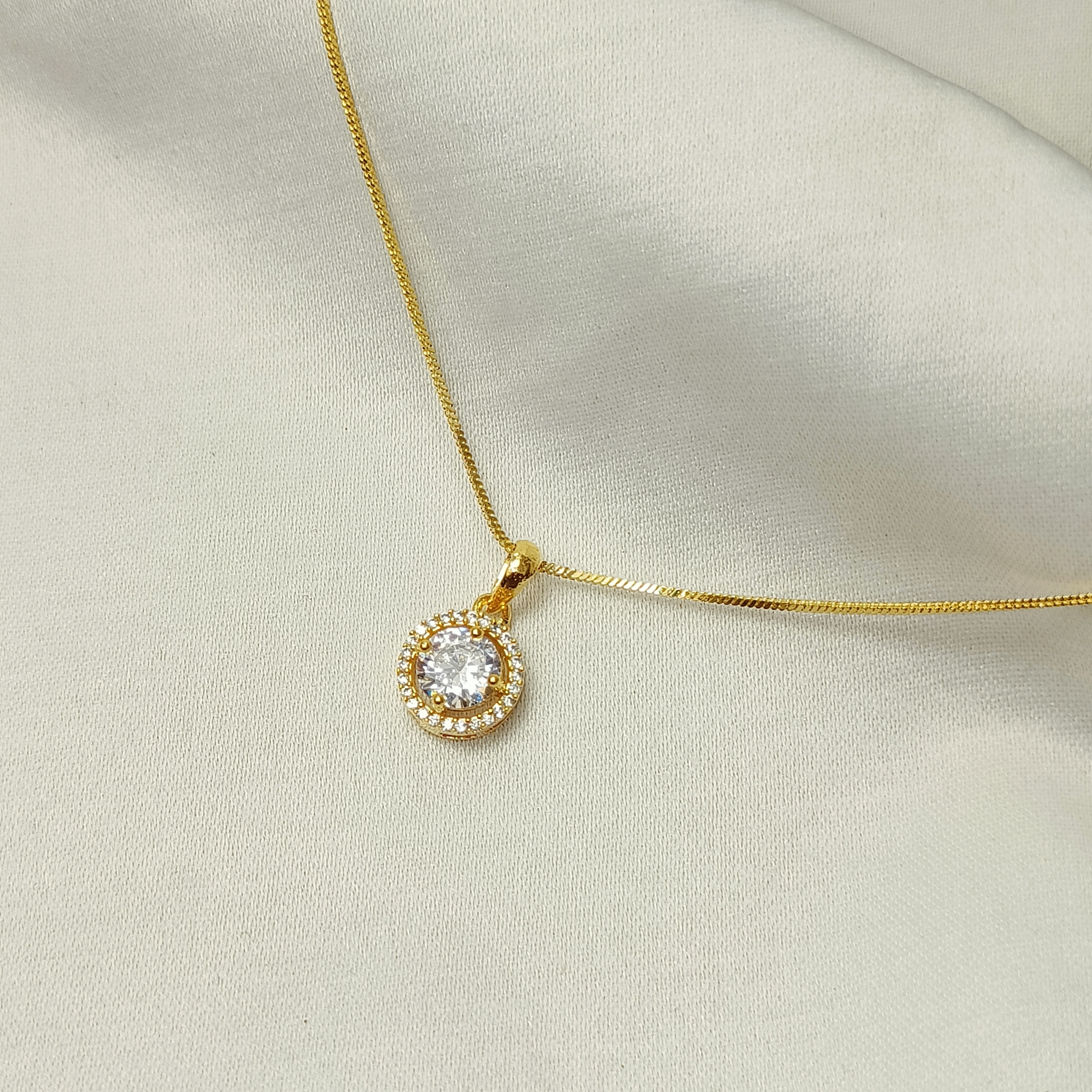 Aarna Classic Halo Pendant Set