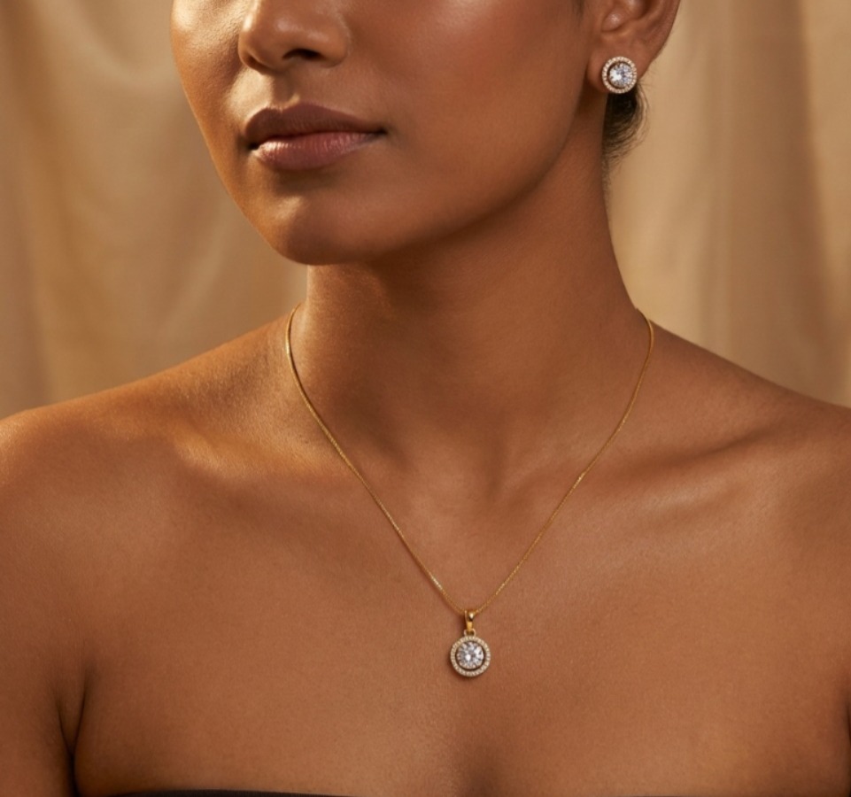 Aarna Classic Halo Pendant Set