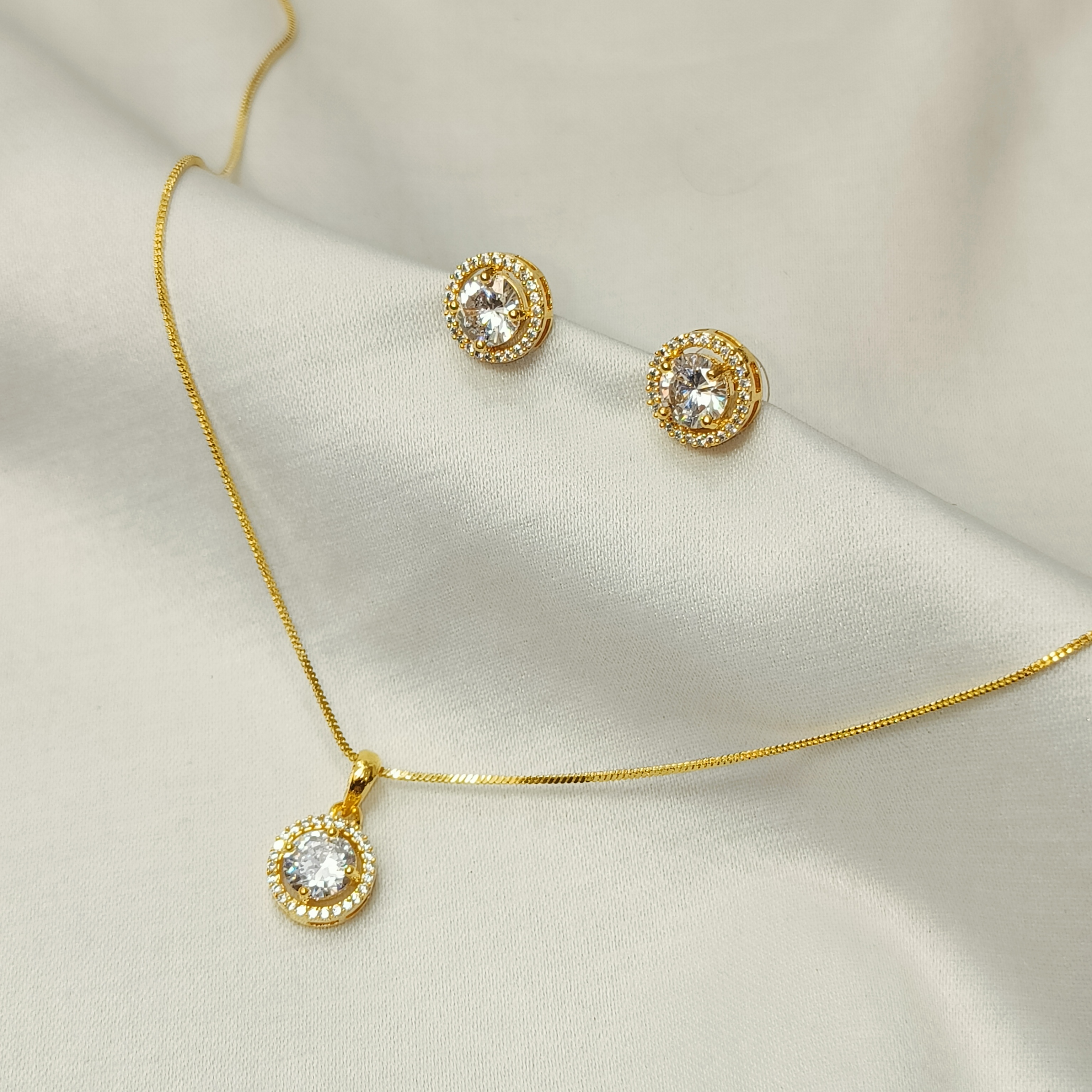 Aarna Classic Halo Pendant Set