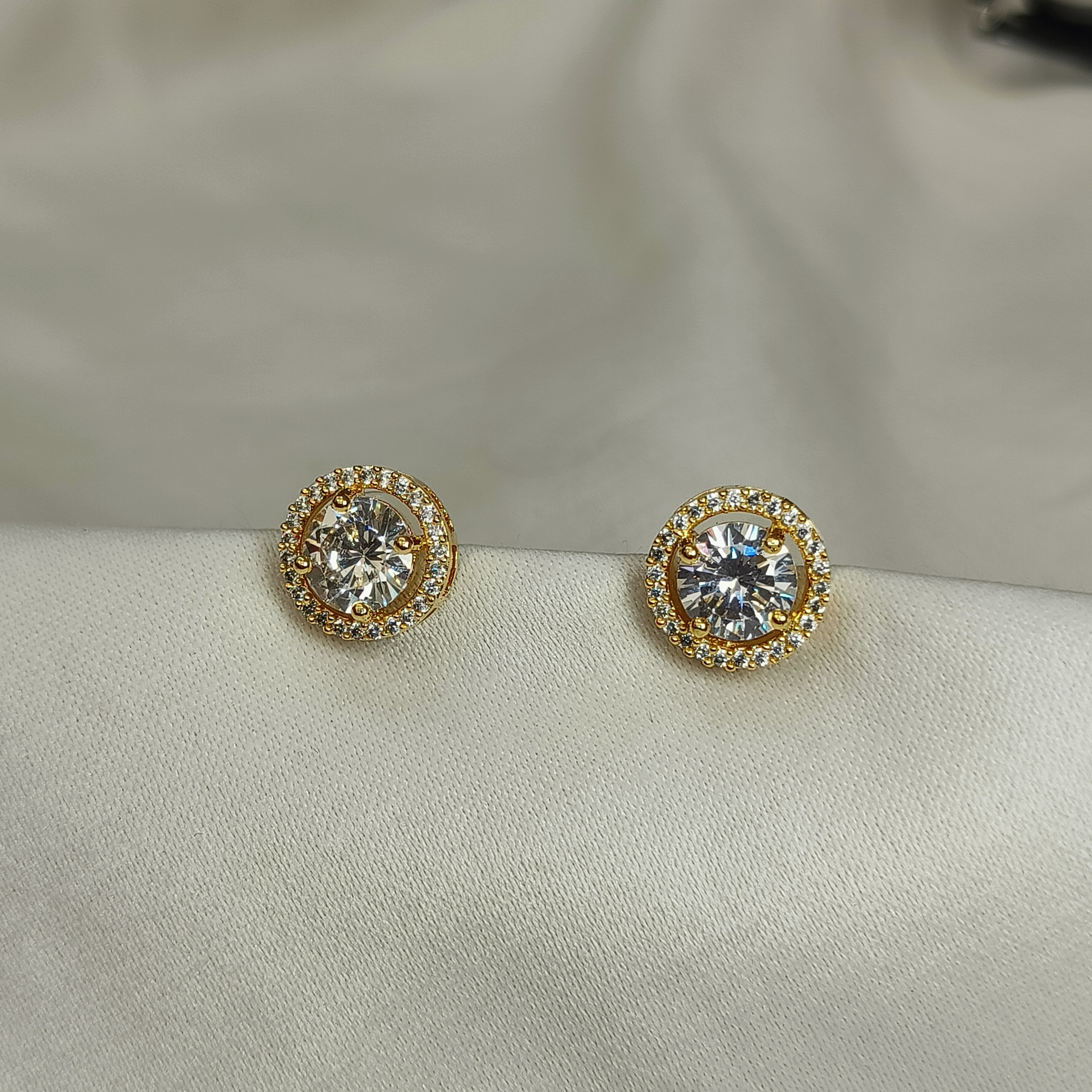 Aarna Classic Halo Pendant Set