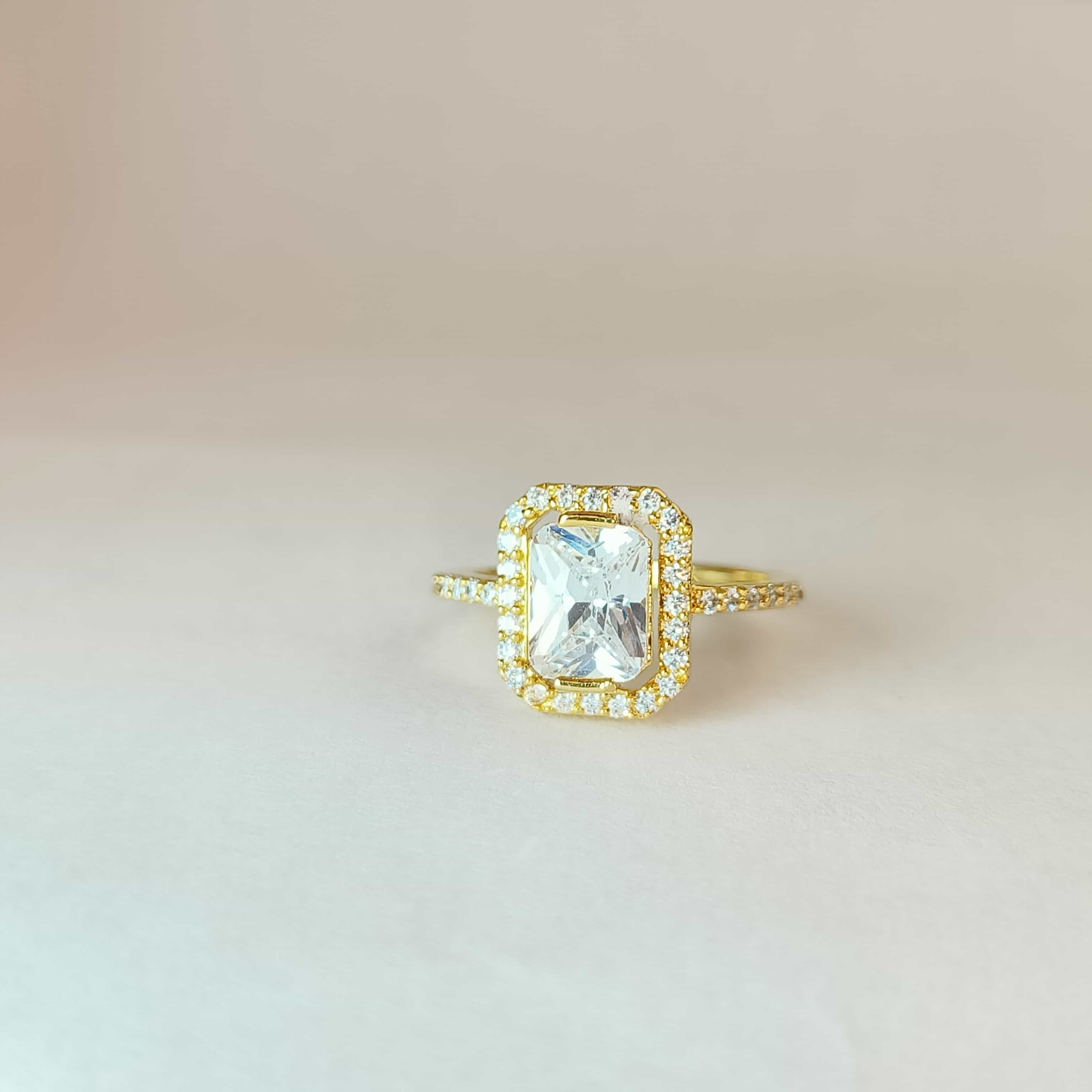 Nimoraa Aurelia Emerald Halo Ring