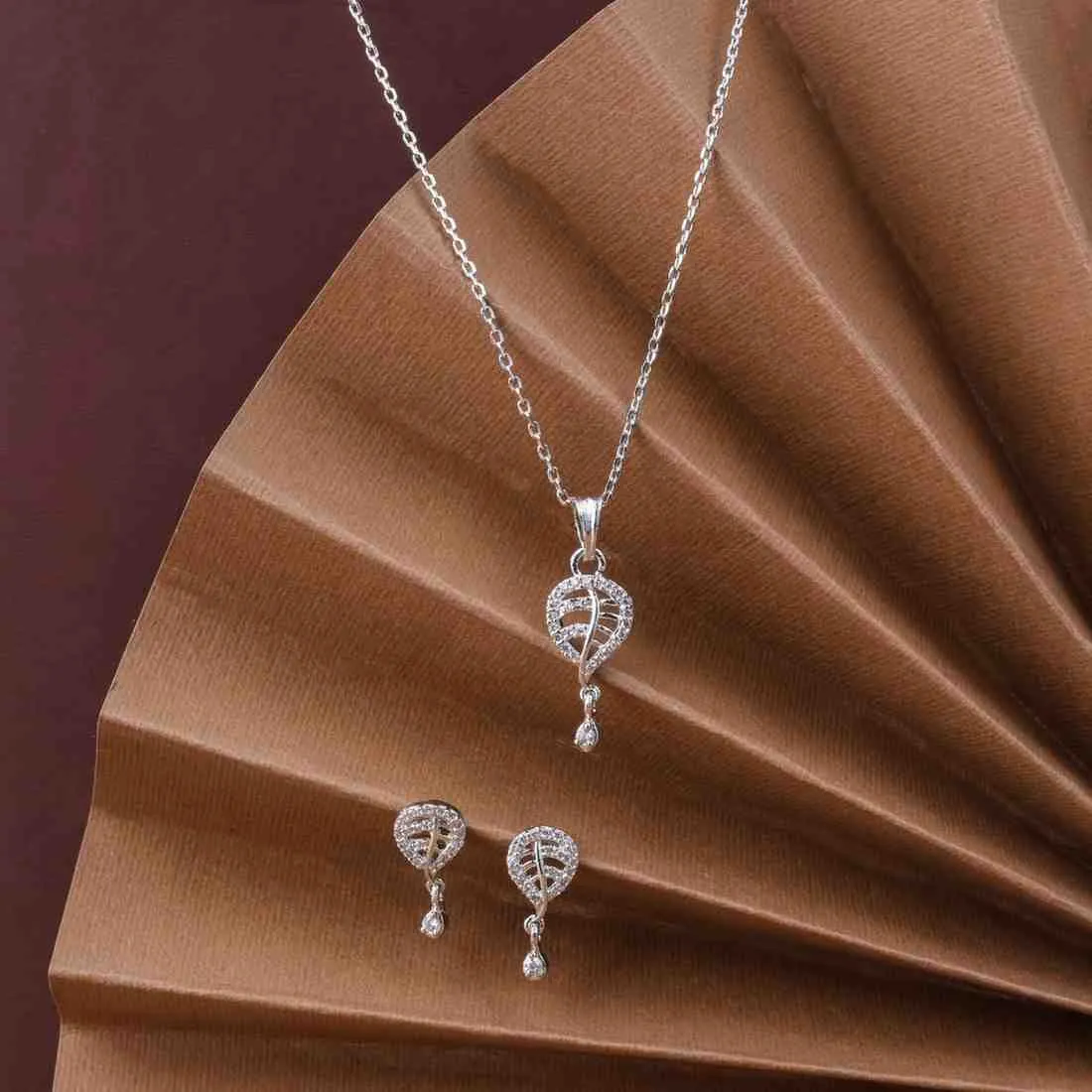 Nimoraa Silver Leaf Whisper Pendant Set