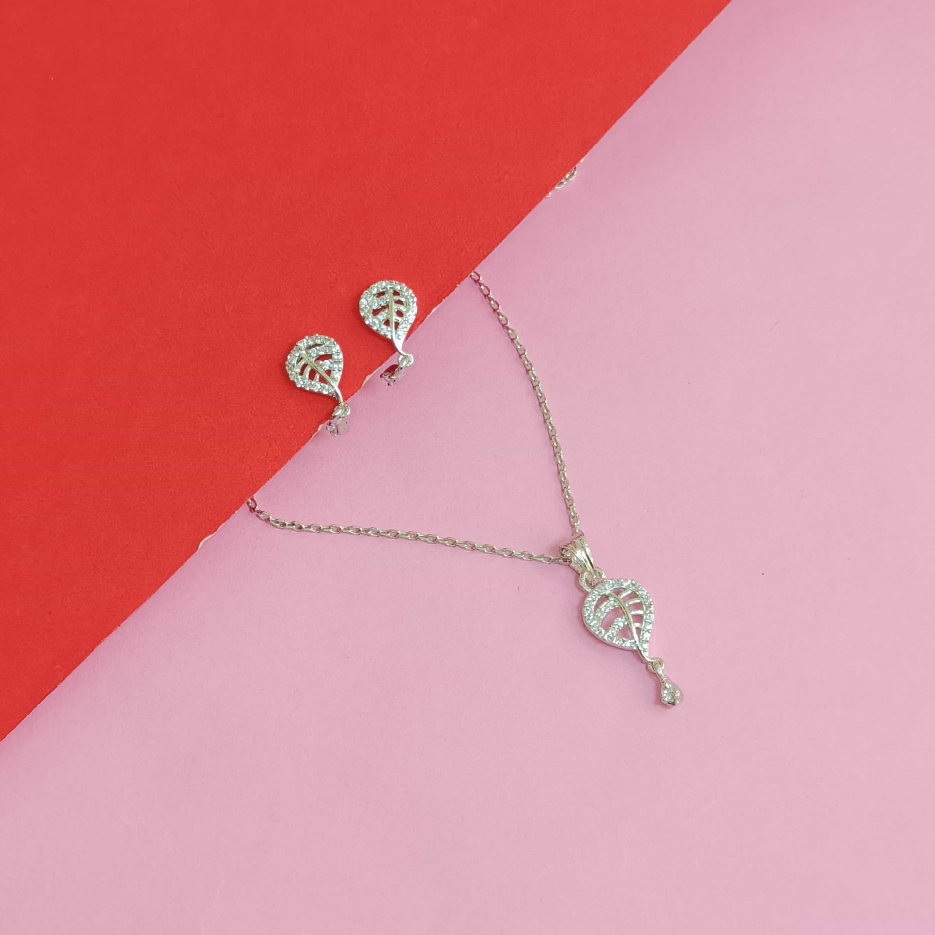 Nimoraa Silver Leaf Whisper Pendant Set