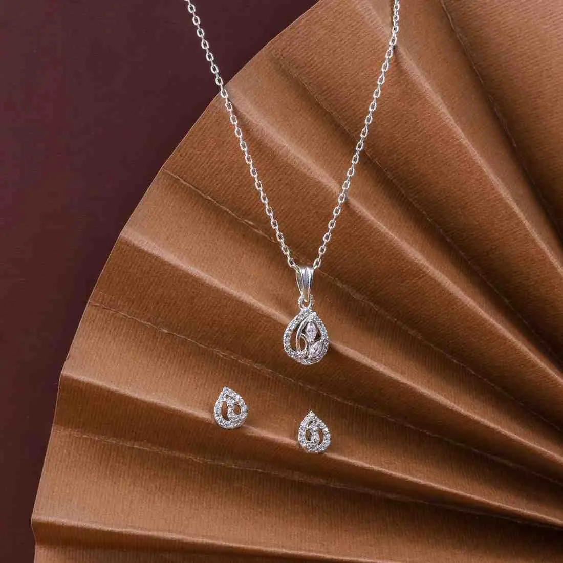 Nimoraa Silver Dewdrop Grace Pendant Set