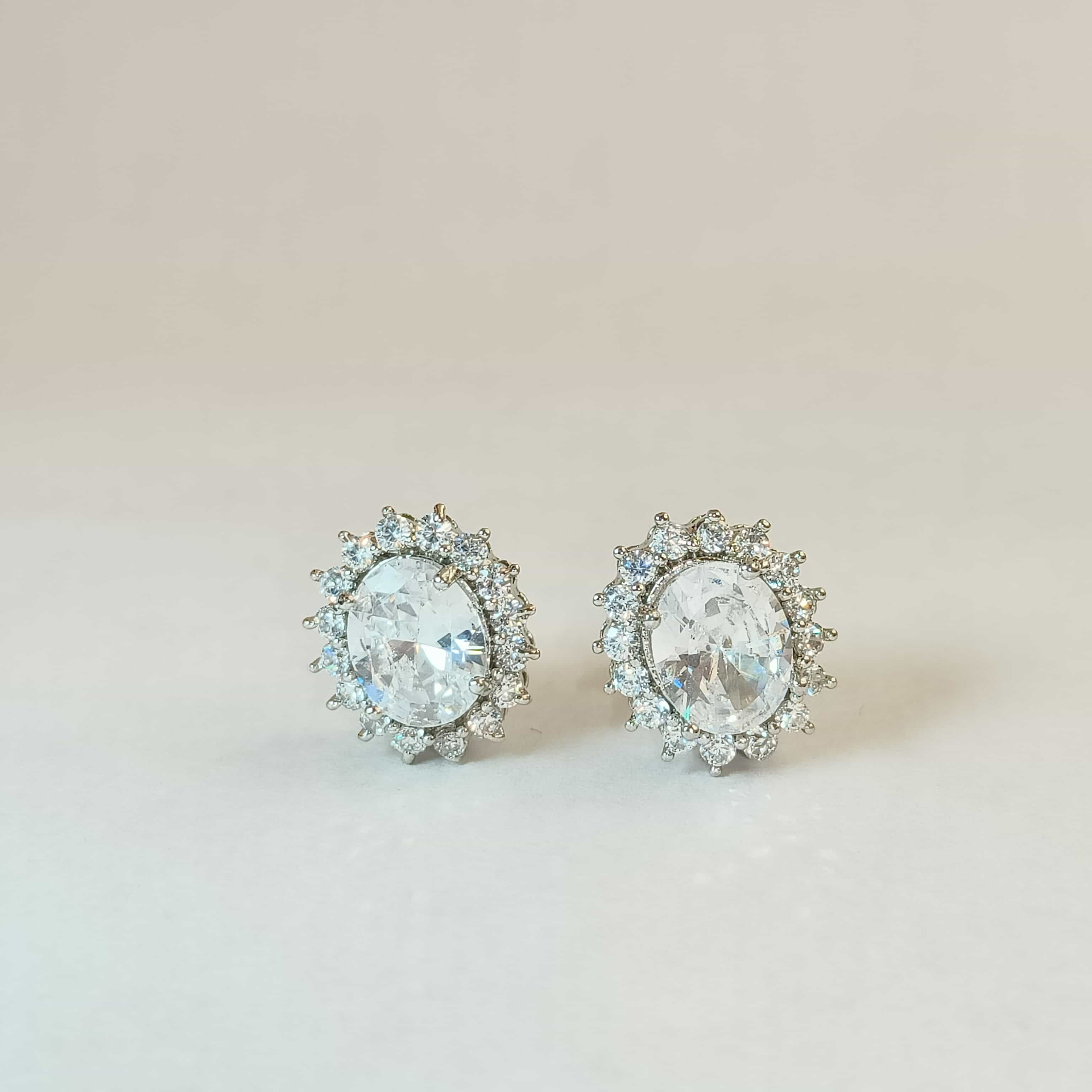 Nimoraa Silver Oval Halo Elegance Pendant Set