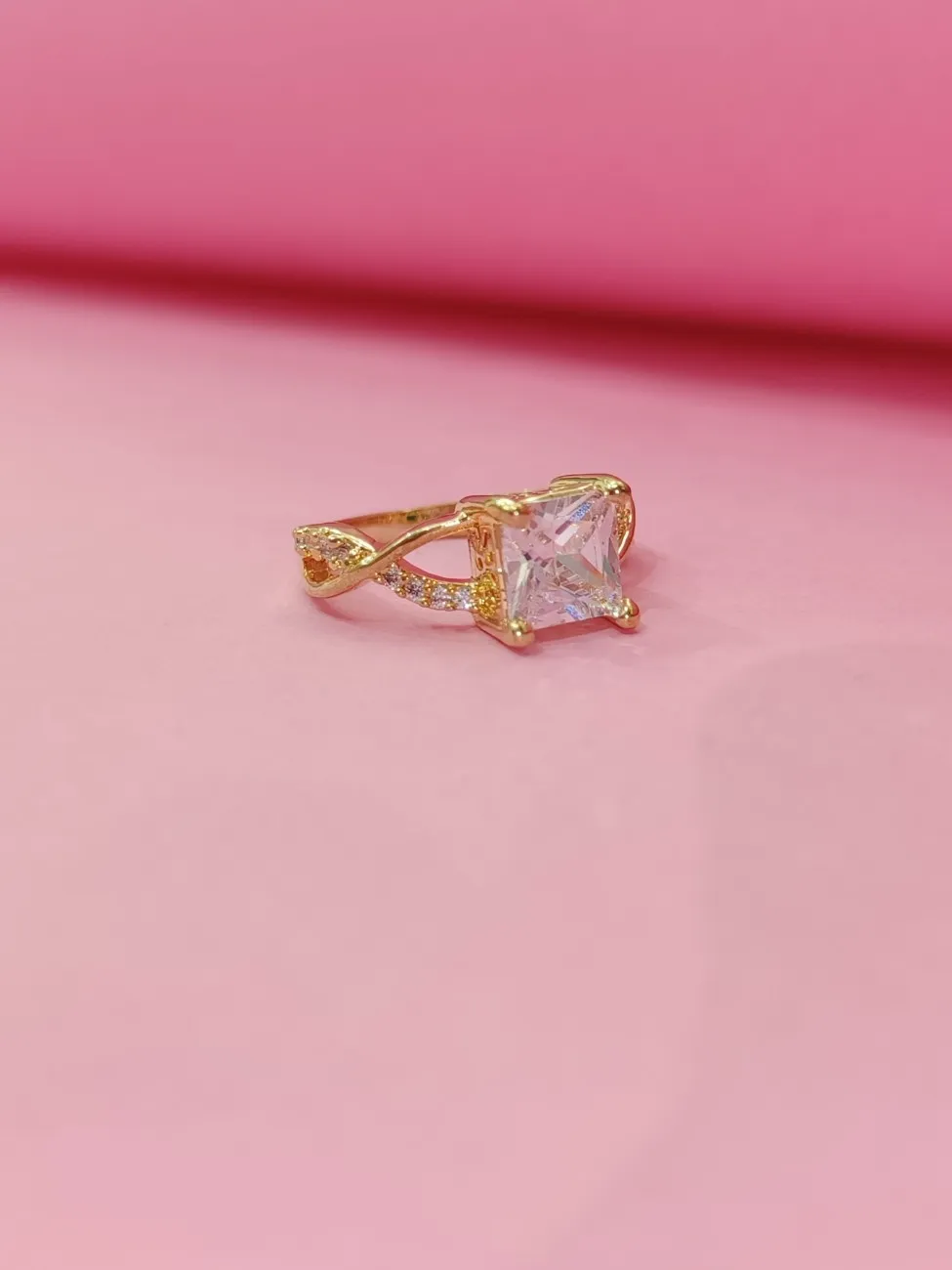 Nimoraa Regal Twist Solitaire Gold Ring