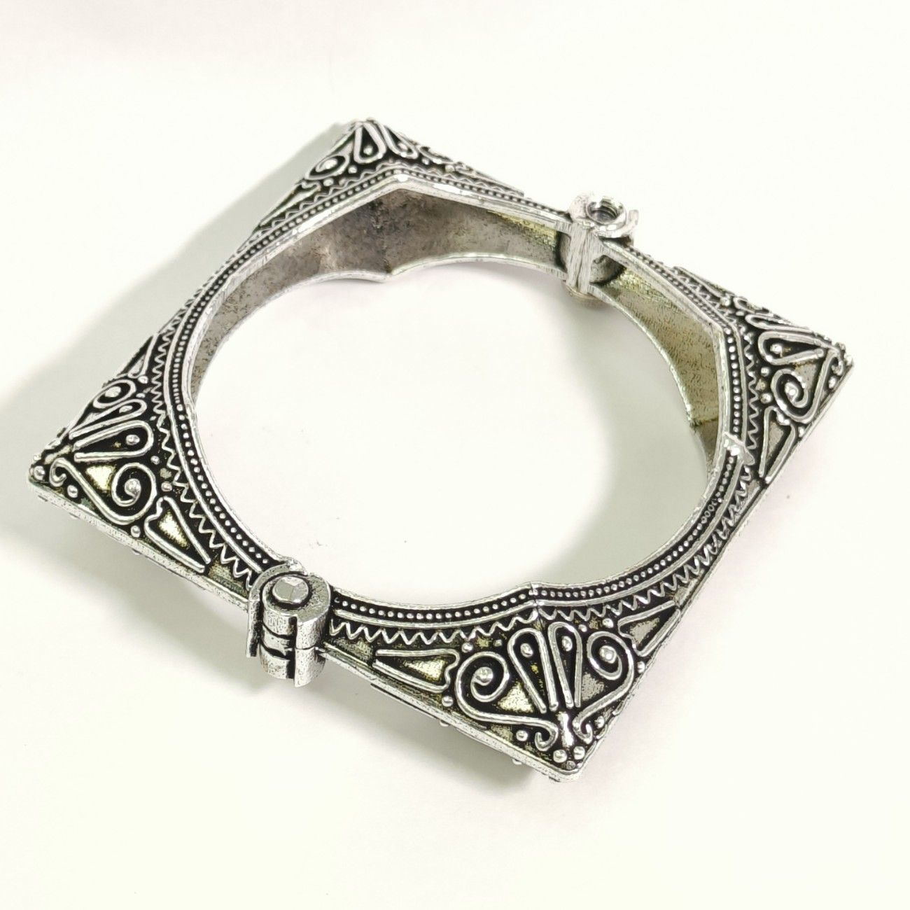 The Bold Noor Heritage Square Kada