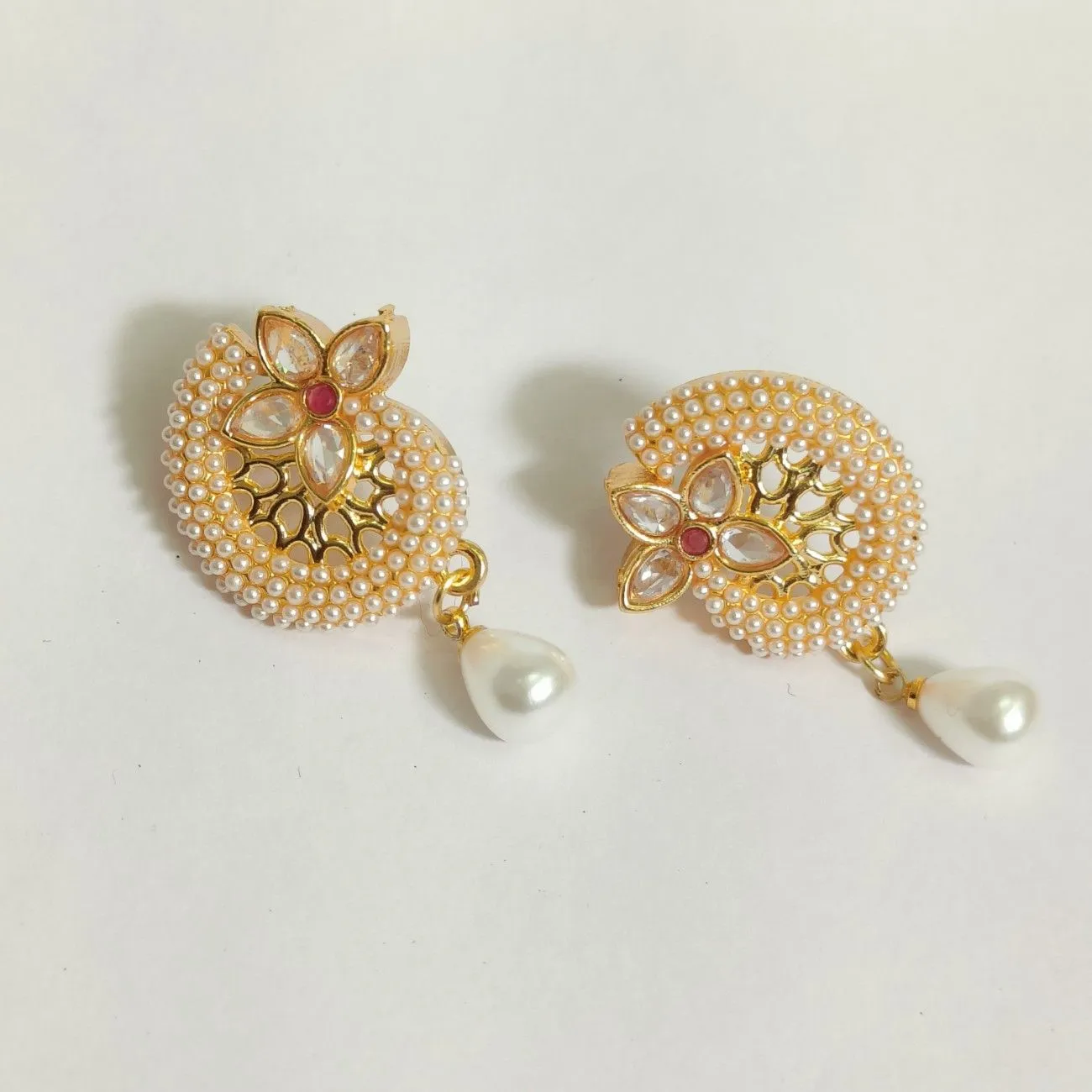 Elegant pearl-detailed pendant necklace set