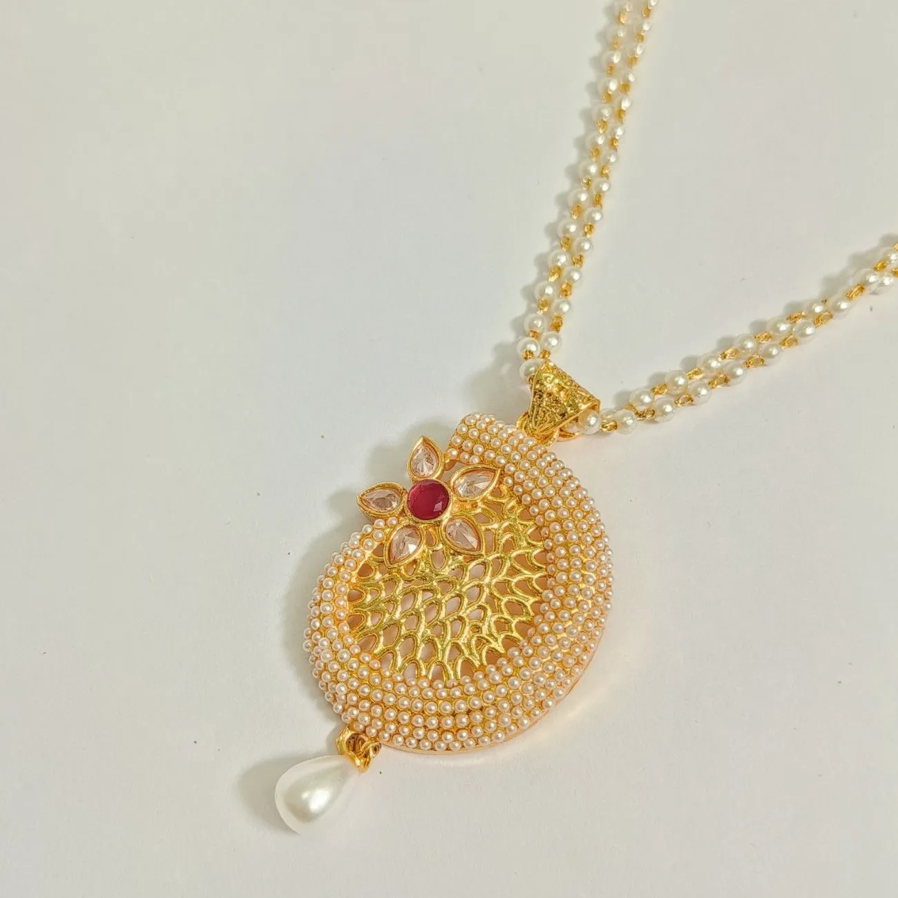 Elegant pearl-detailed pendant necklace set