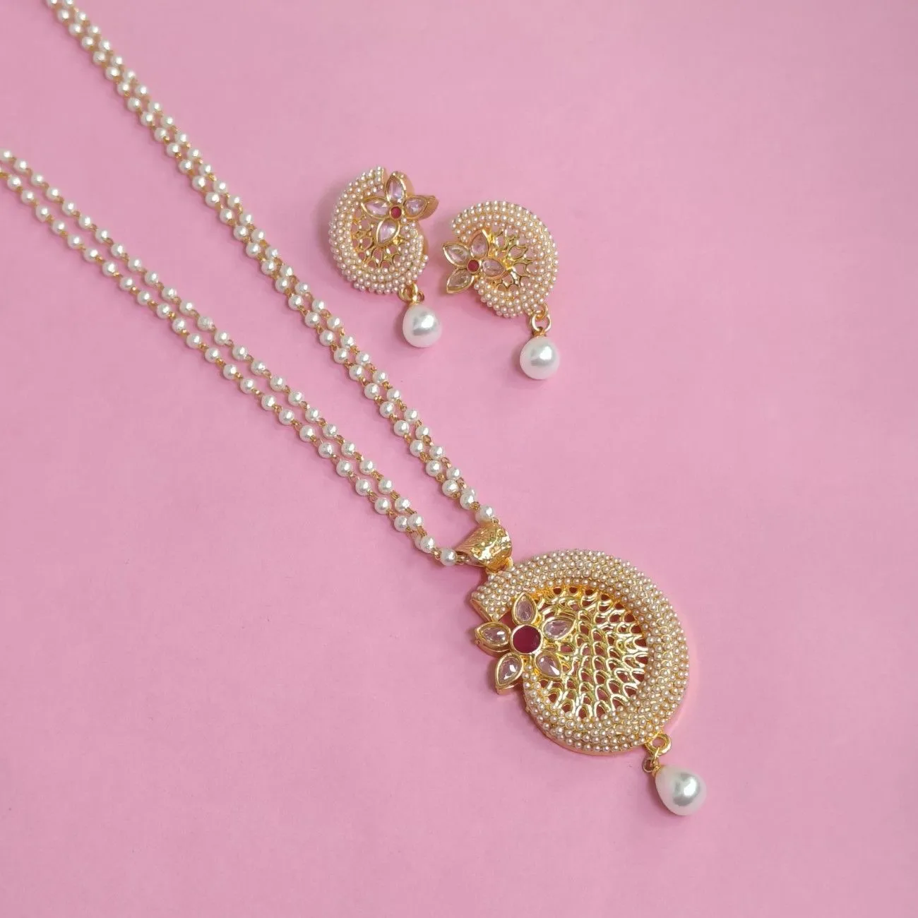 Elegant pearl-detailed pendant necklace set